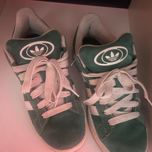 Gröna campus 00s från Adidas - Säljer dessa gröna campus 00s då jag inte andvänt dom alls ofta sen jag köpte dom. Dom är i bra skick men lådan och gröna snörena har jag tyvärr slängt därav d lägre priset. Priset går att diskuteras. Skriv för fler bilder eller frågor❤️storlek 38 2/3