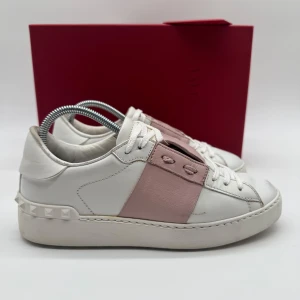 VALENTINO OPEN - Valentino open sneakers - Skick: 9,5/10 - Storlek 36 1/2 sitter som 37 - Tillbehör: Box & Kort - Nypris 7700kr - deluxecloset 