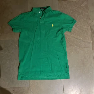 Grön pikétröja från Ralph Lauren - Säljer en nice grön pikétröja från Ralph Lauren i storlek S. Aldrig använd, tror jag(?)(!) Har legat o skräpat i min garderob sen typ 10 år tillbaka. Skicket är så gott som nytt med andra ord. Privat för funderingar, snabb affär —> pris kan diskuteras