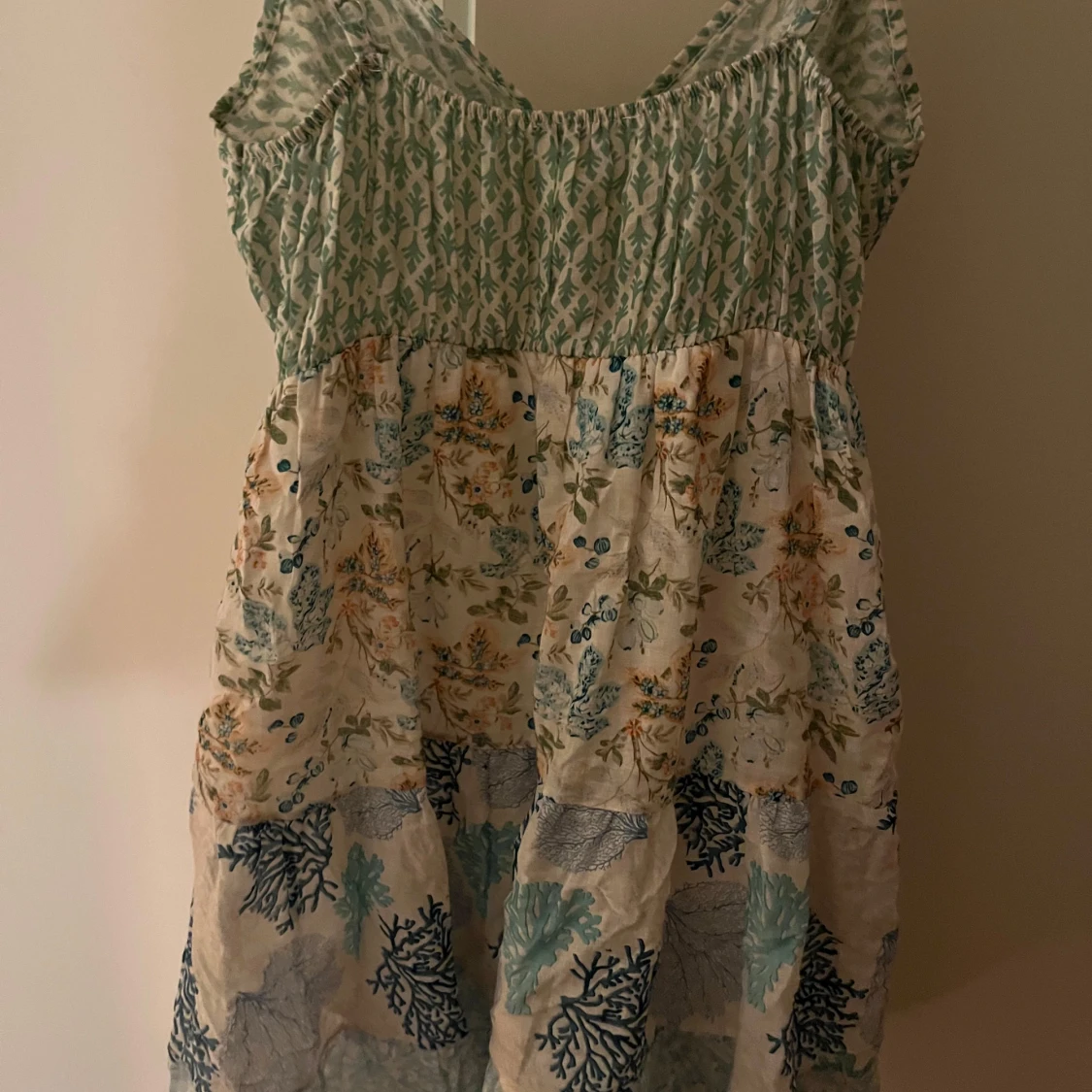 Blommig sommarklänning - 1