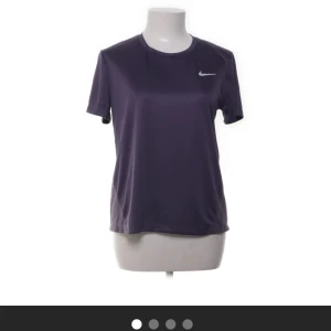 Tränings t-shirt från Nike - Använd fåtal gånger, säljer då den är för liten. Skriv för fler bilder
