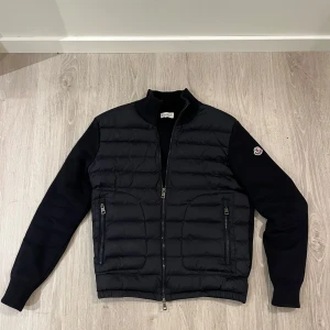 Moncler cardigan  - Skick: 7/10                                                                Färg: Navy blue                                                                 Kvitto: Yes kvitto finns och skickas privat! Defekter: Ja det finns några defekter som kan skickas privat.                                                        Äkta: Ja den är äkta💯                                            Storlek: S                                                                    vid frågor är det bara att höra av sig🤝