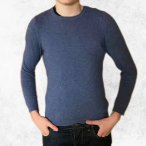 Ljusblå 100% kashmir tröja - Säljer en lyxig blå kashmirtröja från Charter Club. Tröjan har en klassisk design med långa ärmar och rund halsringning. Den är i väldigt bra skick förutom att den är lite nopprig. Perfekt för att hålla sig varm och stilren under kyligare dagar. Modellen på bilden är 176. Vid frågor och funderingar är det bara att höra av sig.