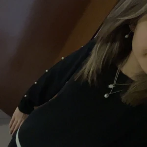 Svart blus, zara - Säljer en jättefin blus från zara som är i nyskick  och i storlek S. Inga tecken på användning och den har pärlor på armarna! Vid frågor eller funderingar så är det bara att höra av sig! 💗