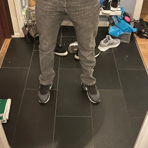 Grå Levis jeans, modell 501 - Snygga grå jeansbyxor med en klassisk straight passform. Säljer dessa Levis 501 då jag inte använder dem längre