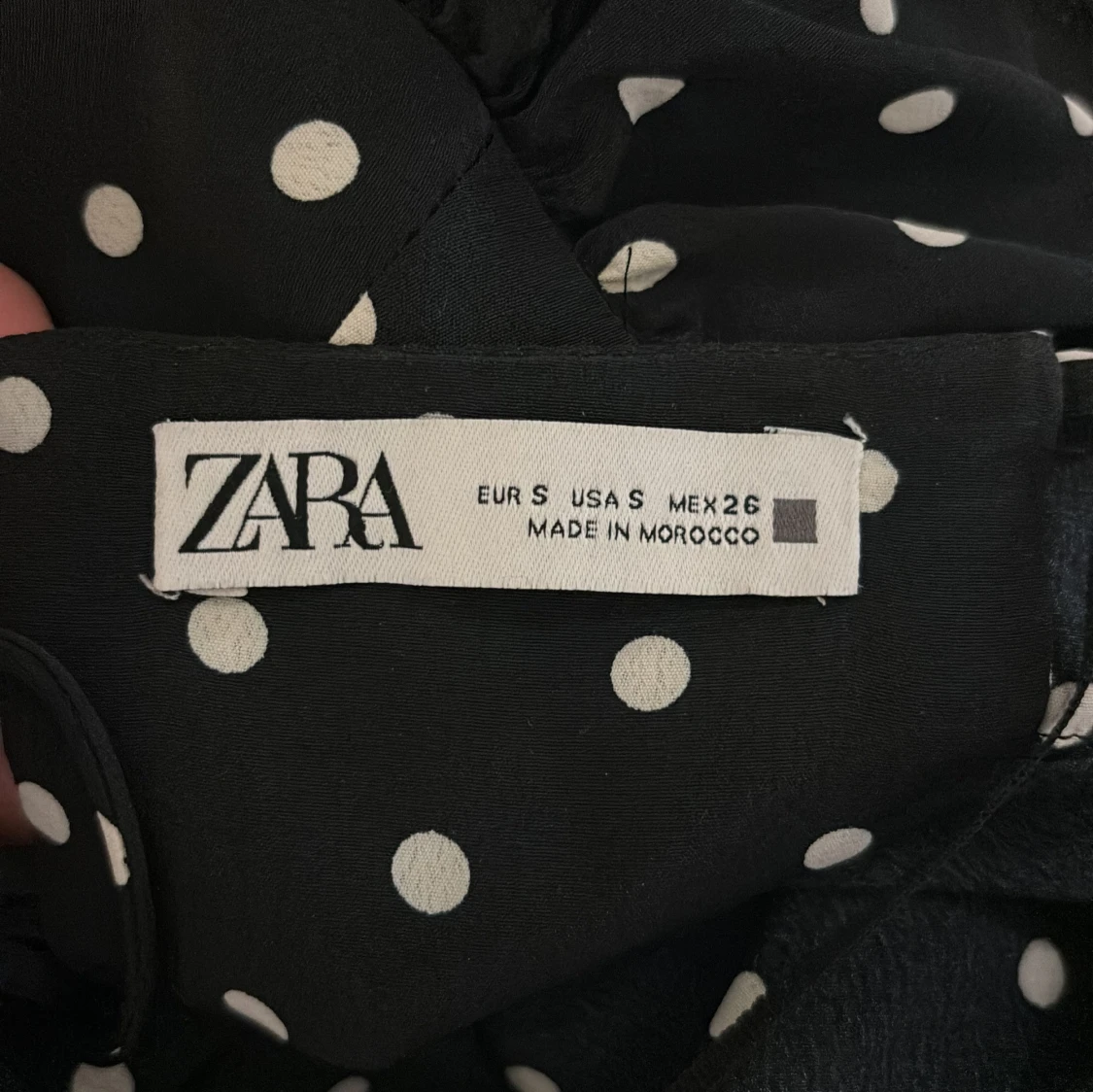 Svart prickig klänning med slits - 4