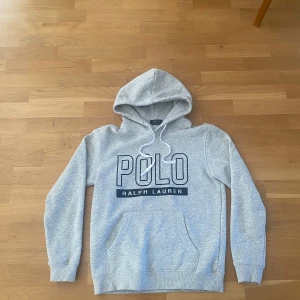 Grå hoodie från Ralph Lauren - Säljer en stilren grå hoodie från Ralph Lauren med stor POLO-logga på framsidan. Skit snygg för många outfits! Mycket bra skick! Storlek M men passar också S!! Pris 899! Går att diskutera!!