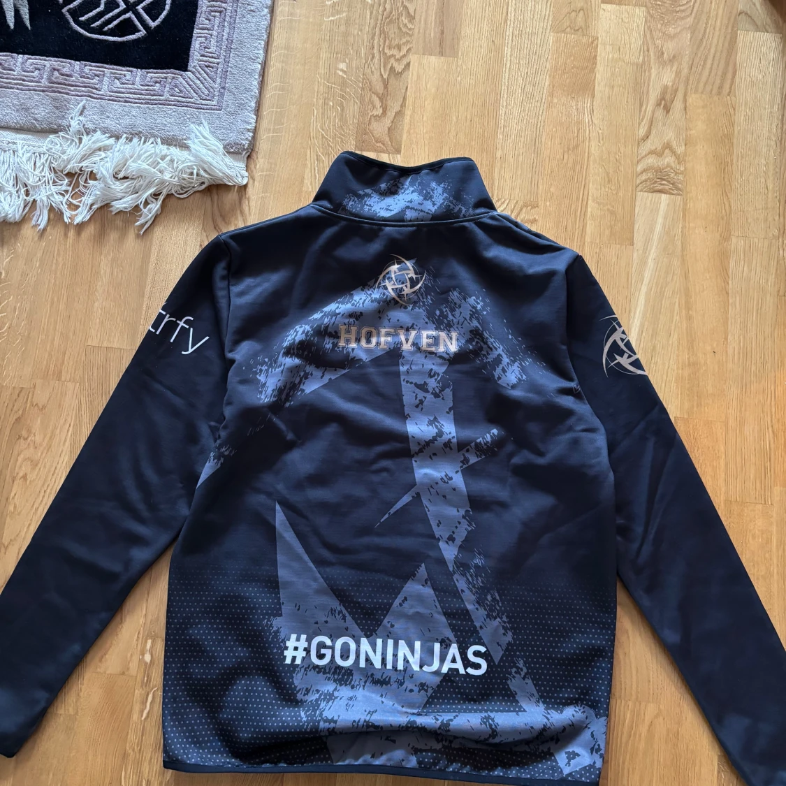 Svart jacka från Ninjas in Pyjamas - 1