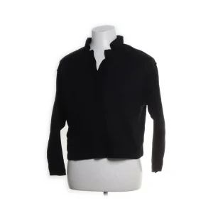 Svart tröja från Massimo Dutti - Säljer en stilren svart tröja från Massimo Dutti i bomull. Tröjan har en enkel design med långa ärmar och en klassisk krage. Perfekt för en minimalistisk look.