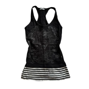 Rockig topp - Svart linneklänning med tryck och randig nederdel. Perfekt för en snygg och edgy look!