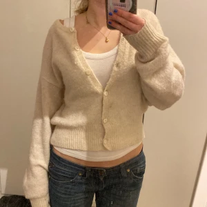 Beige kofta - Stickad kofta