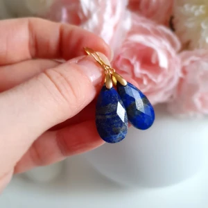 Lapis Lazuli örhängen 18k guld över Sterling Silver. - Perfekt som present eller gåva till dig själv! - Facetterade Droppar 25mm höga - 18k guld över 925 Sterling Silver (Allergivänlig). - Lapis Lazuli står för intuition, visdom och andlighet. - ca 3,5cm långa. - Lätt vikt.  En magisk känsla att bära, så unik & helt perfekt till festen!  Lycka till! Jenny Jahn - Healing & Kristallmycken 