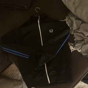 Svart track tröja från Fred Perry - Säljer en svart tröja från fred Perry som aldrig använts! Storlek m 
