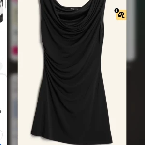 Svart klänning från bikbok - Snygg svart klänning med draperad design och offshoulder-stil. Perfekt för en kväll ute. Klänningen är kort och har en figurnära passform som framhäver silhuetten. Köpt från bikbok, användes en gång på min 19 års fest, super super fin på 