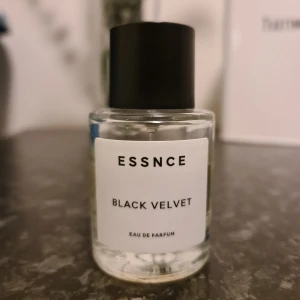 Black velvet från essnce - Lite mer än halva kvar, se bilder