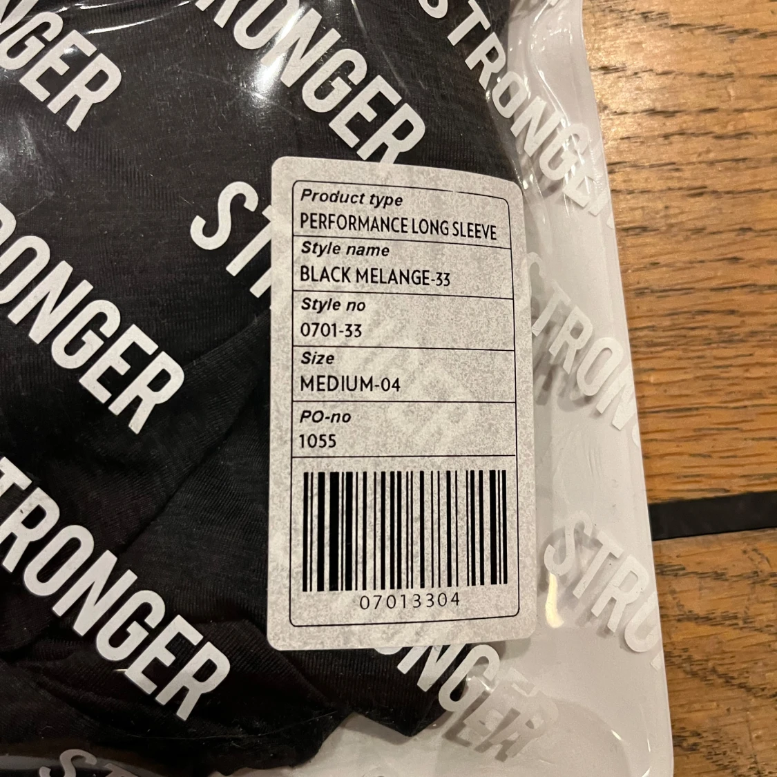 Svart långärmad tröja från Stronger - 3