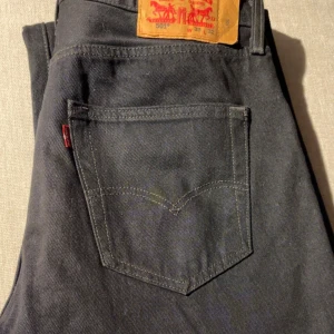 Levi's 501 - Snygga svarta Levi's 501 jeans med klassisk design. De har en rak passform och är tillverkade i slitstarkt denim. Perfekta för en stilren look.