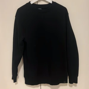 Svart tröja från Pull&Bear - Säljer en stilren svart tröja från Pull&Bear. Tröjan har en klassisk design med långa ärmar och rund halsringning. Perfekt för en minimalistisk look. Storlek Medium
