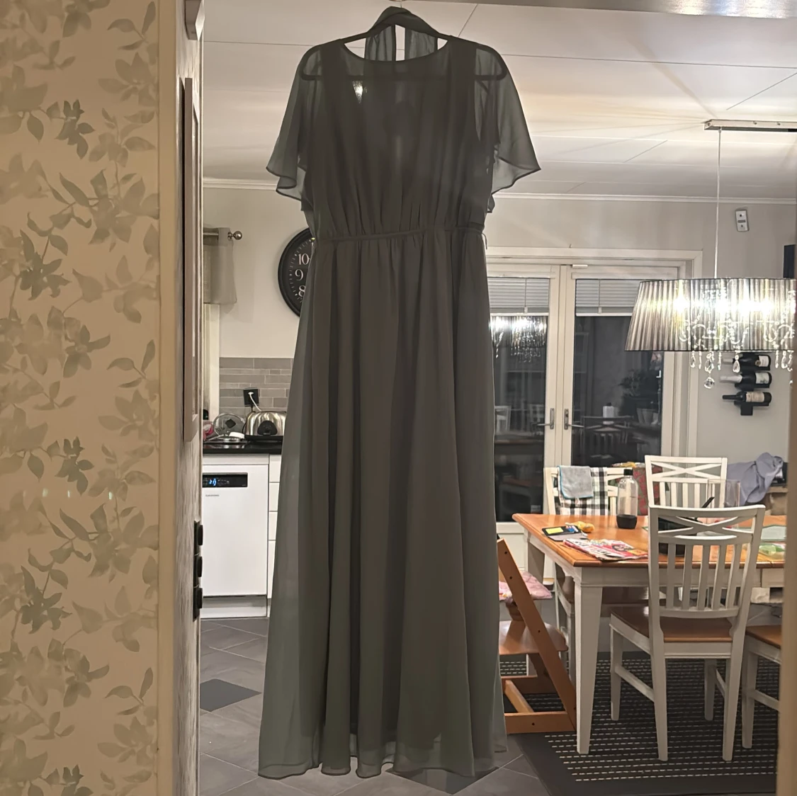 Ljusblå långklänning med volangärmar - 1