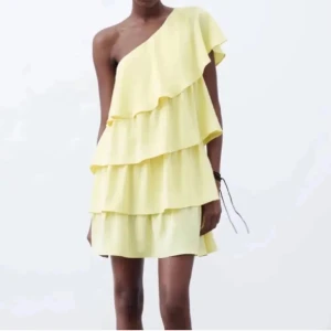 Gul volang klänning  - Superfin och eftertraktad gul volang klänning från Zara, som ny i skicket!☺️💛Egna bilder kan skickas