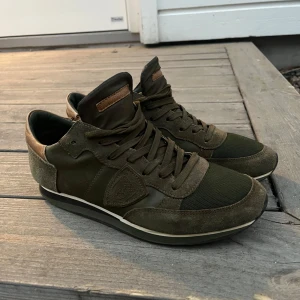 Philippe Model trainers - Säljer nu ett par stilrena Philippe Model trainers i bra skick. Två små defekter på skorna som inte syns vid användning. Skriv vid funderingar. ❗️PRIS KAN DISKUTERAS❗️
