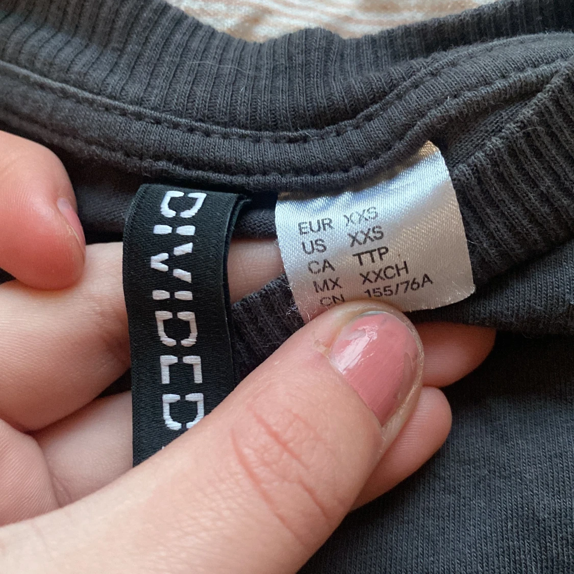 Svart croppad t-shirt från Divided - 2