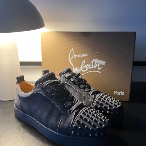 Christian Louboutin skor  - Christian Louboutin skor i storlek 42 Skick 9/10 Pris 2899kr | Ingår box samt extra spikar Fraktar spårbart med PostNord på köparens bekostnad🙌🏽