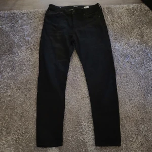 Svarta jeans från Jack & Jones - Svarta jeans från jack and jones, stretchigt material och smala i passformen. 34×36 i längden. 