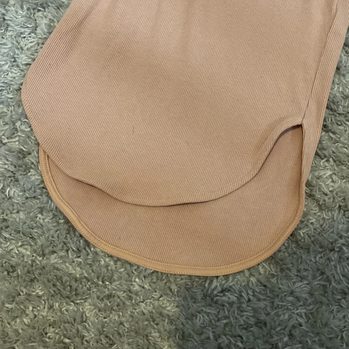 Beige ribbad klänning från H&M - 1