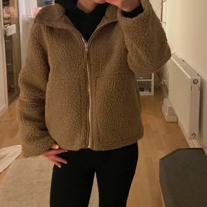 Beige teddyjacka - Jättefin beige/brun teddyjacka från Sinsay! Perfekt nu när de börjar bli lite varmare men den håller värmen väldigt bra också! Storlek XXS💗 Hör av dig vid frågor