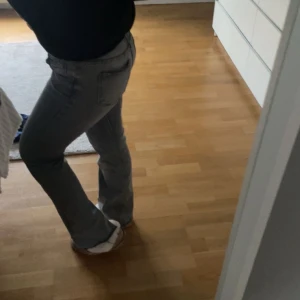 Grå jeansbyxor - Snygga grå jeansbyxor , LOW WAISTED. De är även klippta vid änderna då jag är 156 och skall kunna använda utan att trampa sönder. Byxorna har knappar och dragkedja framtill.