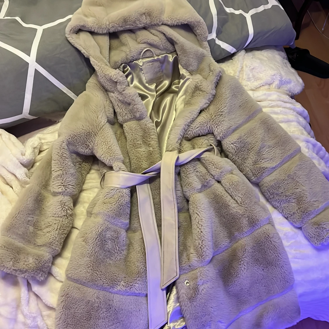 Beige pälsjacka med huva - 1