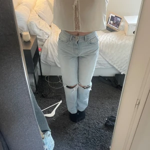 Jeans från Gina Tricot - Snygga ljusa jeans med slitningar på knäna. De har fyra fickor. Perfect jeans från Gina Tricot