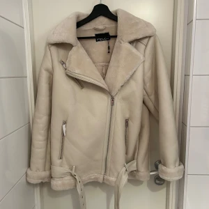 Beige jacka från Pieces - Beige jacka från Pieces, bra skick i stl M
