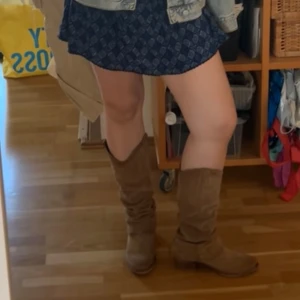 Bruna stövlar / cowboyboots i mocka från Felmini - Snygga bruna stövlar / boots i mocka från Felmini! Modellen heter ”Dresa” och är slutsålda på Zalando. Använda vid ett fåtal tillfällen och är i fint skick🌸