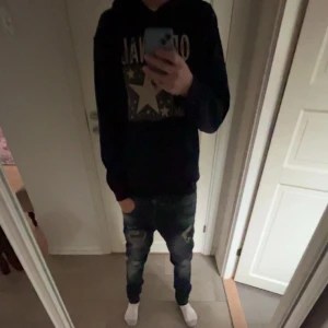 Mörkblå slitna jeans - Säljer ett par mörkblå jeans med slitningar och en tight passform. Jeansen har en klassisk femficksdesign och är och har en snygg tvättad look. Det är bara att höra ev er om ni undrar något😁🙌