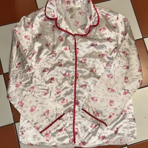 Pyjamas Hello  Kitty 💖 - Sidenpyjamas med hello Kitty på i använt skick,storlek 146-152.🎀💖