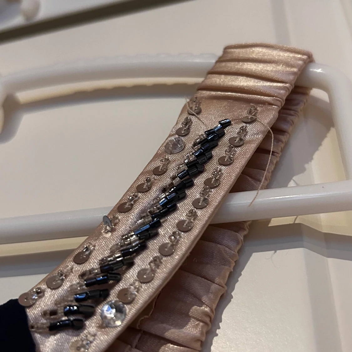 Mörkblå balklänning med pärldetaljer - 3