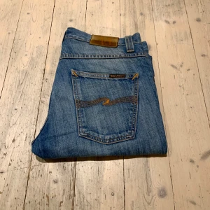 Nudie Jeans - Säljer nu mina Nudies då de inte passar längre. De är i bra skick och har inga tydliga defekter. Har en riktigt schyst färg||  Modell: Grim Tim  || Pris är diskuterbart😁 Mvh