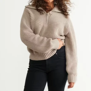 Beige tröja gina tricot - Tröjan är från Gina tricot i storlek S, den är endast använd en gång.