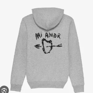 Mi amor hoodie - Jag säljer min jättesnygga hoodie från mira Paris nypris 1200kr som jag ändast använt fåtal gånger! Säljer då jag inte riktigt får användning av den eftersom jag har en annan liknande. Skriv gärna privat för fler bilder<3