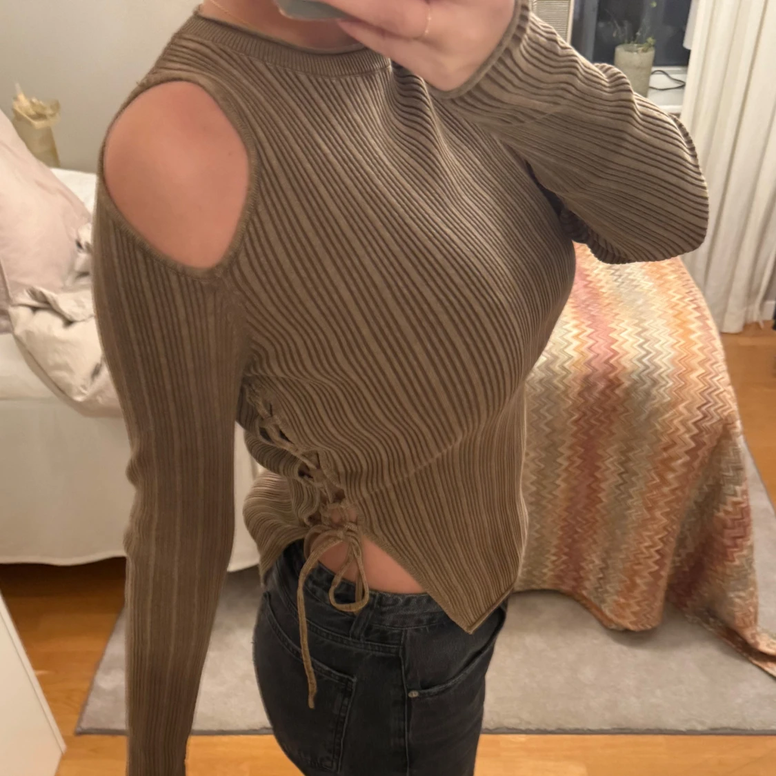 Brun ribbad tröja med cut-out detaljer - 1