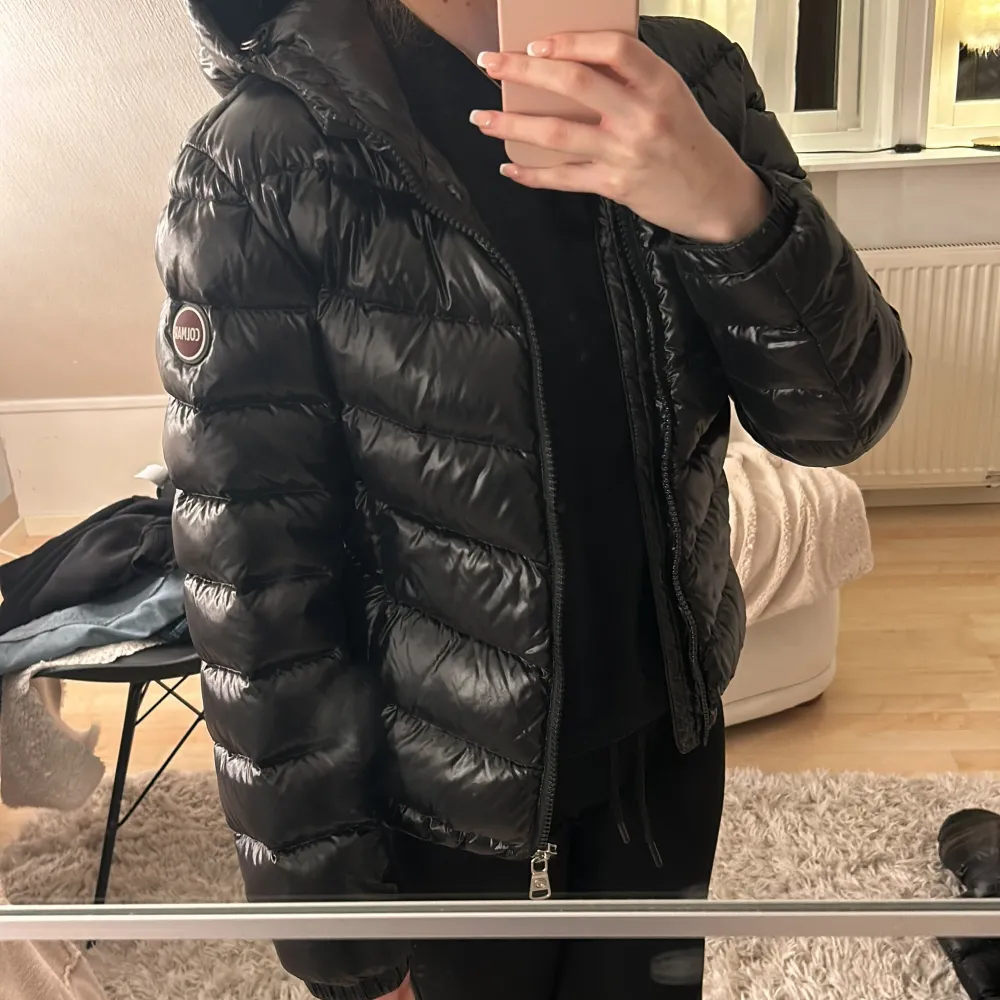 Säljer en snygg svart pufferjacka från Colmar. Jackan har en dragkedja och huva, är varm och skön. Använd ett fårtal gånger ca 1 vinter.❤️är i storleken 44 det vill säga 34. Takit.