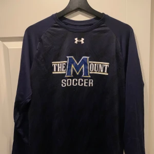  Långärmad träningströja från Under Armour - Säljer en vintage amerikansk mörkblå långärmad tröja från Under Armour