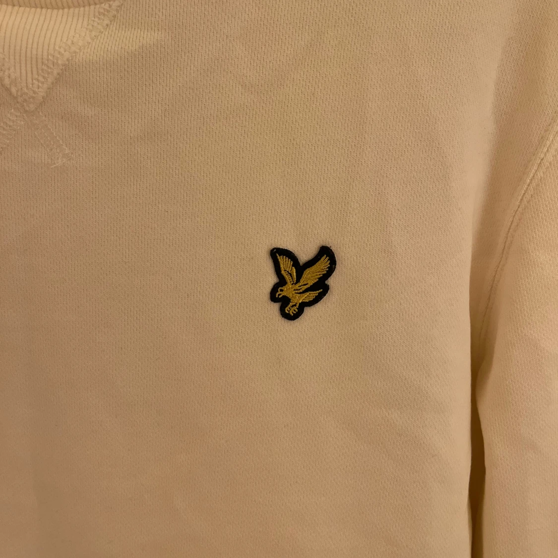 Gulvit tröja från Lyle & Scott - 3