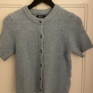 Ljusblå kofta från Ginatricot - Tröjan är i nytt skick, den är aldrig använd men har ej kvar prislappen❣️