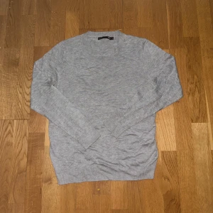 Långärmad grå tröja från lager 157 - Säljer en stilren grå tröja från 157. Den har en klassisk design med rund hals och långa ärmar, perfekt för en avslappnad look. Tröjan är tillverkad i ett mjukt material som känns skönt mot huden.