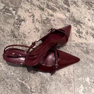 Kitten heels - Zara 🪩🍸💋 - Ett par kittens heels i Burgundy (vinröd) från Zara. I storlek 39. Helt oanvända, som nya👠🍸🪩🤍
