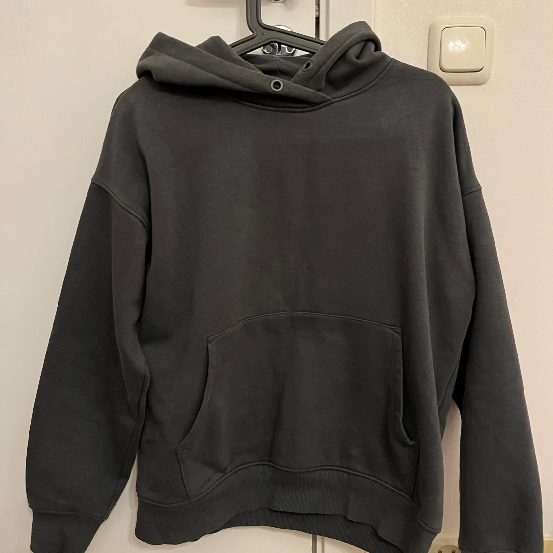 Mörkgrå hoodie