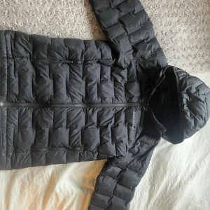 Peak performance jacka svart - Svart peak jacka kanppast använd. Strlk s men passar om man är mellan s och m med.